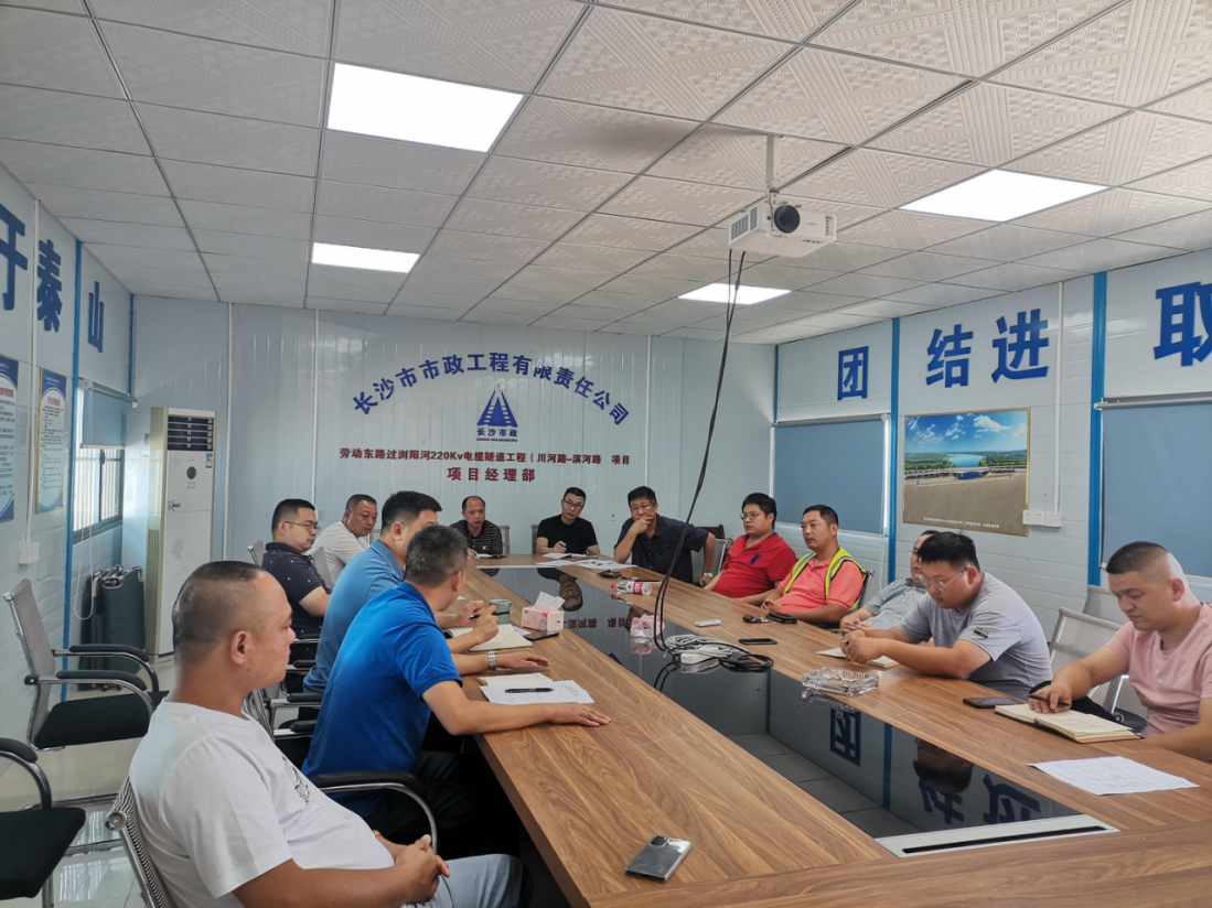 獻(xiàn)禮國慶 | 勞動(dòng)?xùn)|路過瀏陽河220kV電纜隧道工程頂進(jìn)設(shè)備順利完成吊裝！